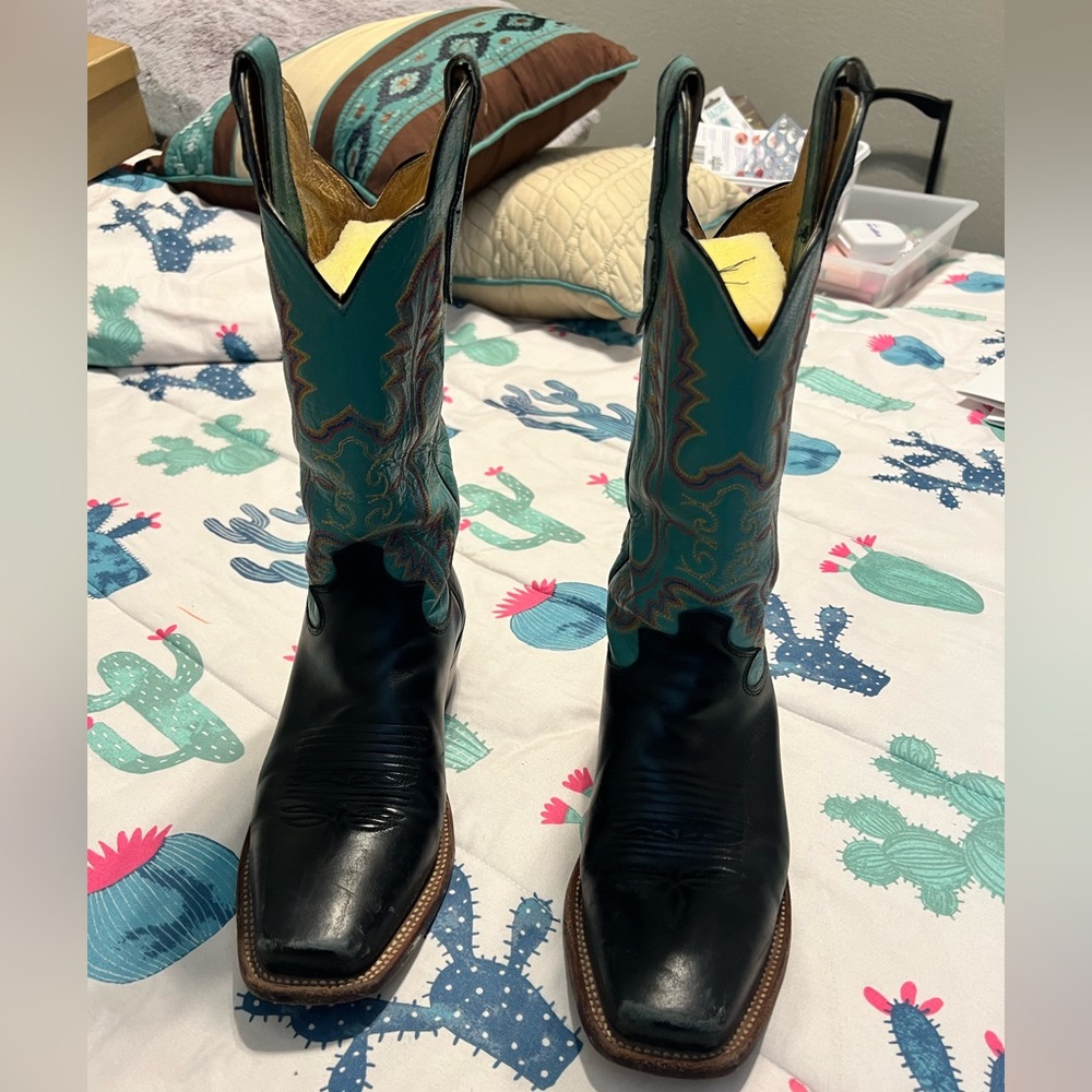 Justin Ladies square toe Punchy boots.  Gently loved. Original sole. Size 7.5 C